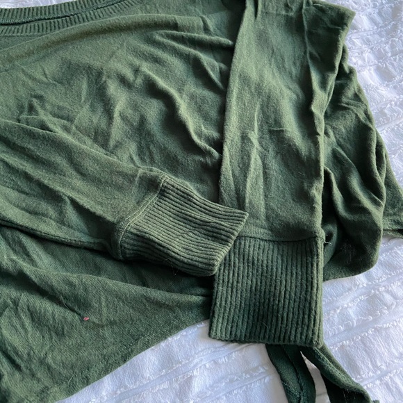 Abercrombie & Fitch Tie-Front Crop Sweater - Picture 3 of 5